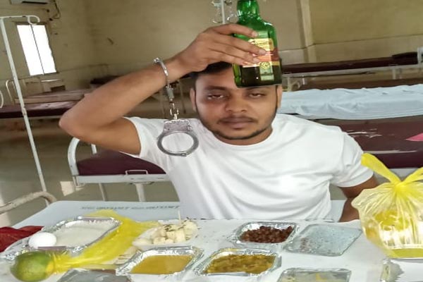 कोविड अस्पताल में शराब पीते अपराधी के वायरल फोटो पर CM ने दिया कार्रवाई का निर्देश