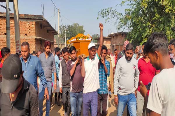 पलामू: भारतीय सेना के जवान को अंतिम विदाई देने के लिए उमड़ी भीड़
