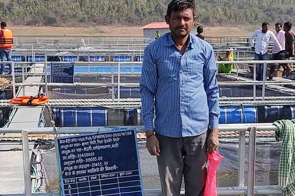 हजारीबाग : मत्स्य विभाग की ओर से अधिकारियों ने केज का किया निरीक्षण