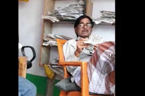 ‘बंदूक की नोक पर पैसे गिनाये और दाखिल खारिज करने को कहा’ 