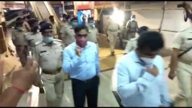 Photo of धनबाद के डीसी टीम के साथ निकले जांच करने, दुकानें करायीं बन्द, कोरोना गाइडलाइंस का पालन करने को कहा
