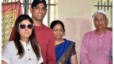 Photo of Good News : क्रिकेटर धौनी के माता-पिता कोरोना से उबरे, मिली अस्पताल से छुट्टी