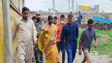 Photo of झुमरीतिलैया में मोहल्लों घुसा पानी, जिप प्रधान शालिनी गुप्ता ने किया निरीक्षण