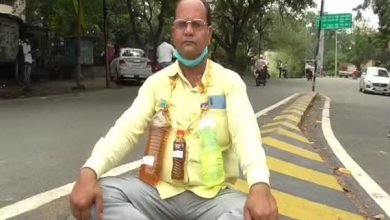 Photo of पेट्रोल- डीजल और सरसों तेल की माला पहन कर कांग्रेस प्रवक्ता ने किया महंगाई का विरोध