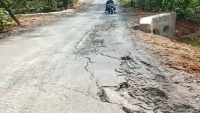 Photo of पहली बरसात में टूटी सड़क, बोर्ड में नाली का जिक्र पर नहीं दिख रही नाली