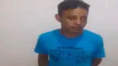 Photo of उस्तरा दिखाकर ठेलेवालों से कर रहा था वसूली, लोगों ने पीटा, किया पुलिस के हवाले  