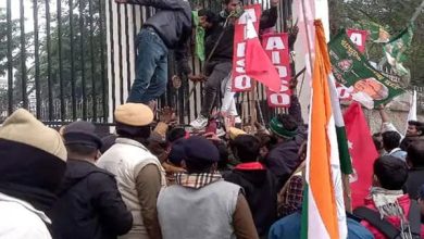 Photo of पटना यूनिवर्सिटी के गेट पर छात्रों ने किया जमकर हंगामा, मांगों को लेकर कर रहे प्रदर्शन