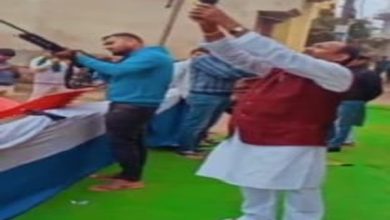 Photo of गृह प्रवेश के जश्न में आरजेडी नेता और उनके बेटे की ठाएं ठाएं, वीडियो वायरल