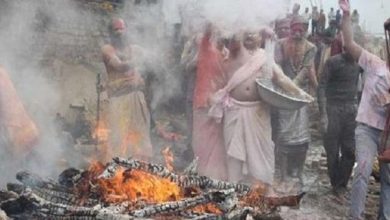 Photo of यहां जलती चिता की राख से खेली जाती है होली, मान्यता कर देगी हैरान