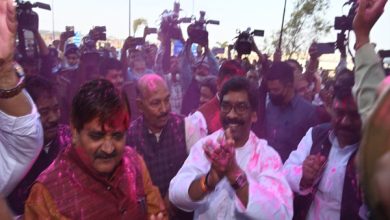 Photo of झारखंड विधानसभा में होली की बहार, विधायकों ने उड़ाये अबीर- गुलाल