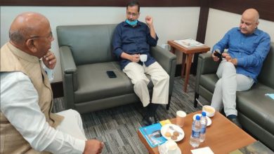 Photo of Political Update: द‍िल्‍ली एयरपोर्ट पर सरयू की अरव‍िंद केजरीवाल और मनीष स‍िसोद‍िया से गुफ्तगू, जानि‍ए मुलाकात की वजह