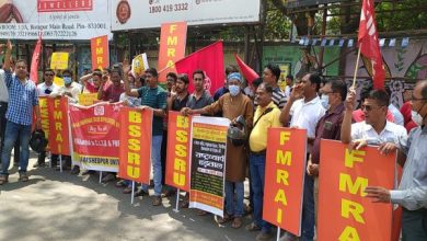 Photo of Bharat Bandh First Day:  पहले दिन पूरे जोश में दिखे कर्मचारी, अपने संस्थानों के सामने व चौक-चौराहों पर की नारेबाजी