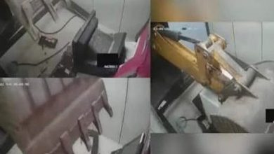 Photo of BIG NEWS : चोरों ने बुलडोजर से ATM मशीन तोड़ कर निकाले 27,00,000 रुपये, देखें वायरल VIDEO