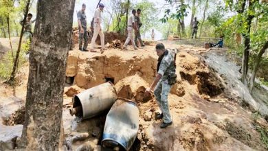 Photo of Jamshedpur News : आबकारी विभाग ने की पोटका में छापेमारी, 16 टन जावा महुआ समेत शराब बरामद