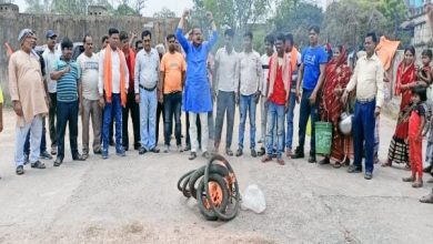Photo of Jamshedpur Water Crisis: मानगो के समतानगर में 20 दिनों से पानी की सप्लाई नहीं, वाटर ट्रीटमेंट प्लांट में प्रदर्शन