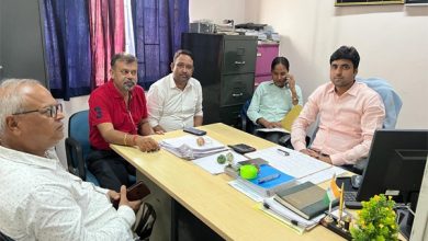 Photo of रामगढ़ : चेंबर ऑफ कॉमर्स के प्रतिनिधिमंडल ने विद्युत कटौती पर DVC के कार्यपालक अभियंता और अधीक्षण अभियंता से की बात