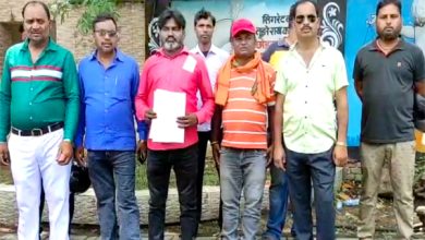 Photo of Jamshedpur : घाघीडीह के तिलकानगर में खूनी संघर्ष की संभावना जताते हुए बस्तीवासियों ने उपायुक्त से की मुलाकात
