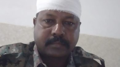 Photo of चतरा : मयूरहंड थाना प्रभारी और पेट्रोलिंग में शामिल पुलिसकर्मियों पर ग्रामीणों ने लाठी-डंडे से किया हमला, दो दर्जन हमलावरों के खिलाफ FIR दर्ज