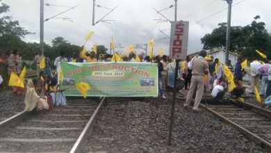 Photo of Jamshedpur : कुड़मी को एसटी का दर्जा देने की मांग हुई तेज, खड़गपुर से नीमडीह तक रेलवे ट्रैक किया जाम, कई ट्रेनें बाधित