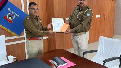 Photo of शव को श्मशान घाट तक पहुंचाने वाले पथरगामा थाना प्रभारी और हवलदार को किया गया पुरस्कृत