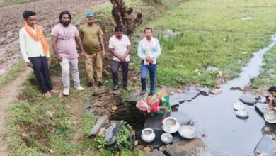 Photo of भीषण गर्मी में जल संकट से कुदाहातु गांव के ग्रामीण परेशान, झरियानुमा गड्ढे का दूषित पानी पीने को मजबूर, विभाग के अधिकारी मौन