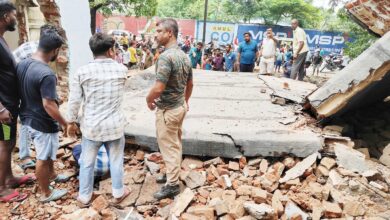 Photo of बर्मामाइंस में टाटा स्टील के टूट रहे क्वार्टर के मलबे में दो युवक दबे