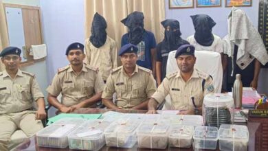 Photo of खूंटी पुलिस ने अनगड़ा थाना इलाके से करोड़ों रुपये का ब्राउन शुगर, लाखों की अफीम और 15 लाख नगद किया बरामद
